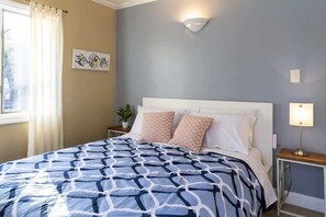 4 quartos, escrivaninha, ferros/tábuas de passar roupa, berço de viagem