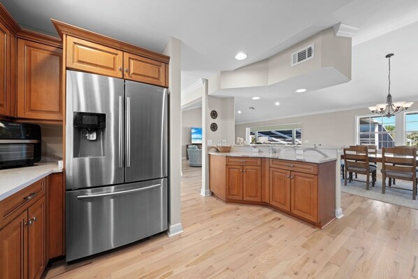 Een koelkast, een magnetron, een oven, een kookplaat