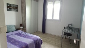 2 habitaciones, tabla de planchar con plancha, wifi y ropa de cama 