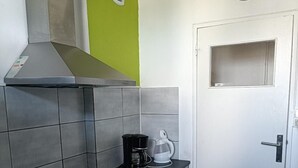 Una cocina equipada con estufa a gas, horno y cafetera.