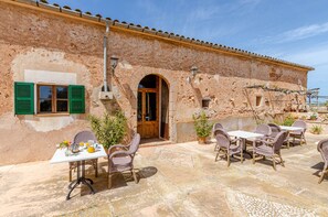 Villa | Outdoor dining - Villa in Campos With Shared Pool (Campos)