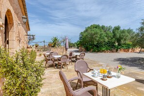 Villa | Outdoor dining - Villa in Campos With Shared Pool (Campos)
