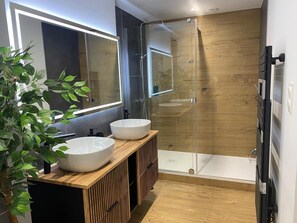 Shower, hair dryer, towels, soap - Le Bellevue: Christmas Market - Hypercentre (Nancy)