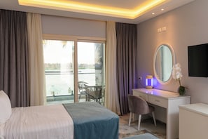 Habitación estándar con 1 cama matrimonial o 2 individuales, vista al río | Cortinas blackout, tabla de planchar con plancha y wifi gratis 