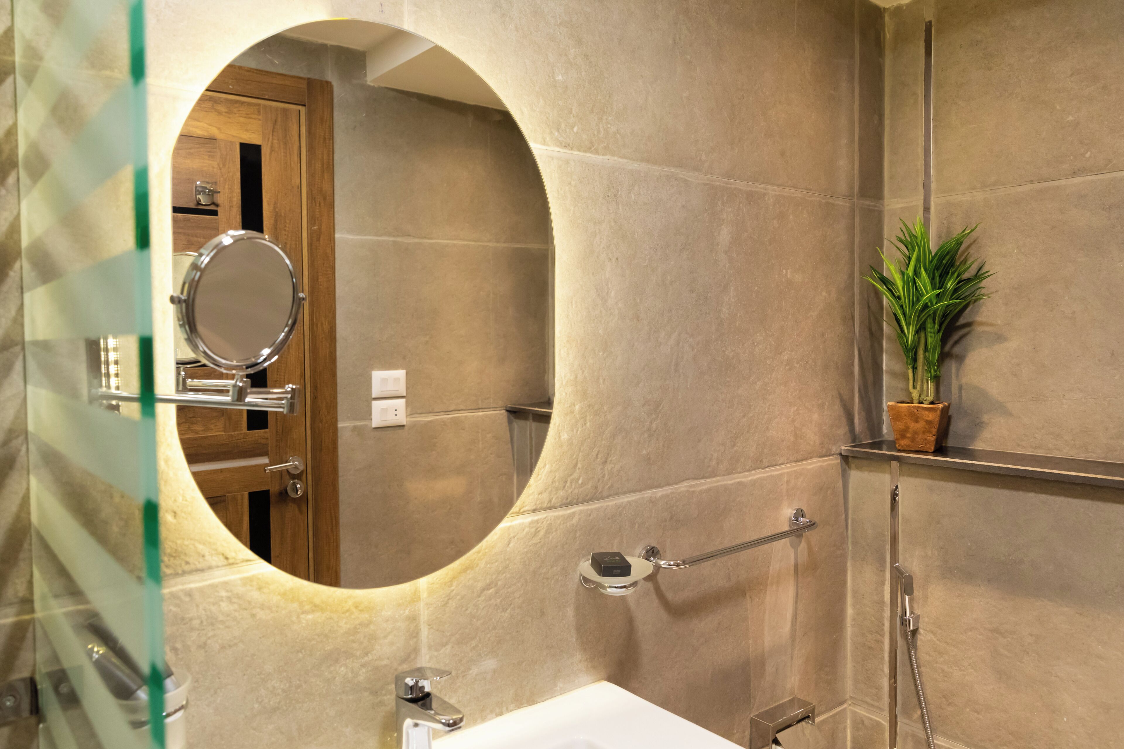 Dusche, Hausschuhe, Handtücher, Seife