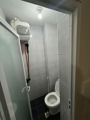 Standard-Doppelzimmer | Badezimmer | Dusche, Regendusche, Handtücher