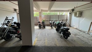 Zona de estacionamiento techada con motocicletas dentro.