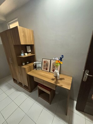 Standard Double Room | Laptop workspace, bed sheets - Hotel O Kostel Residence (South Tangerang)