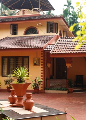 Property grounds - Bough'n Villa - A charming 3-bedroom villa with WiFi, AC in enchanting Kozhikode (Kozhikode)