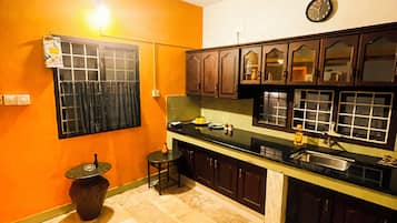 Fridge, oven, stovetop, coffee/tea maker
