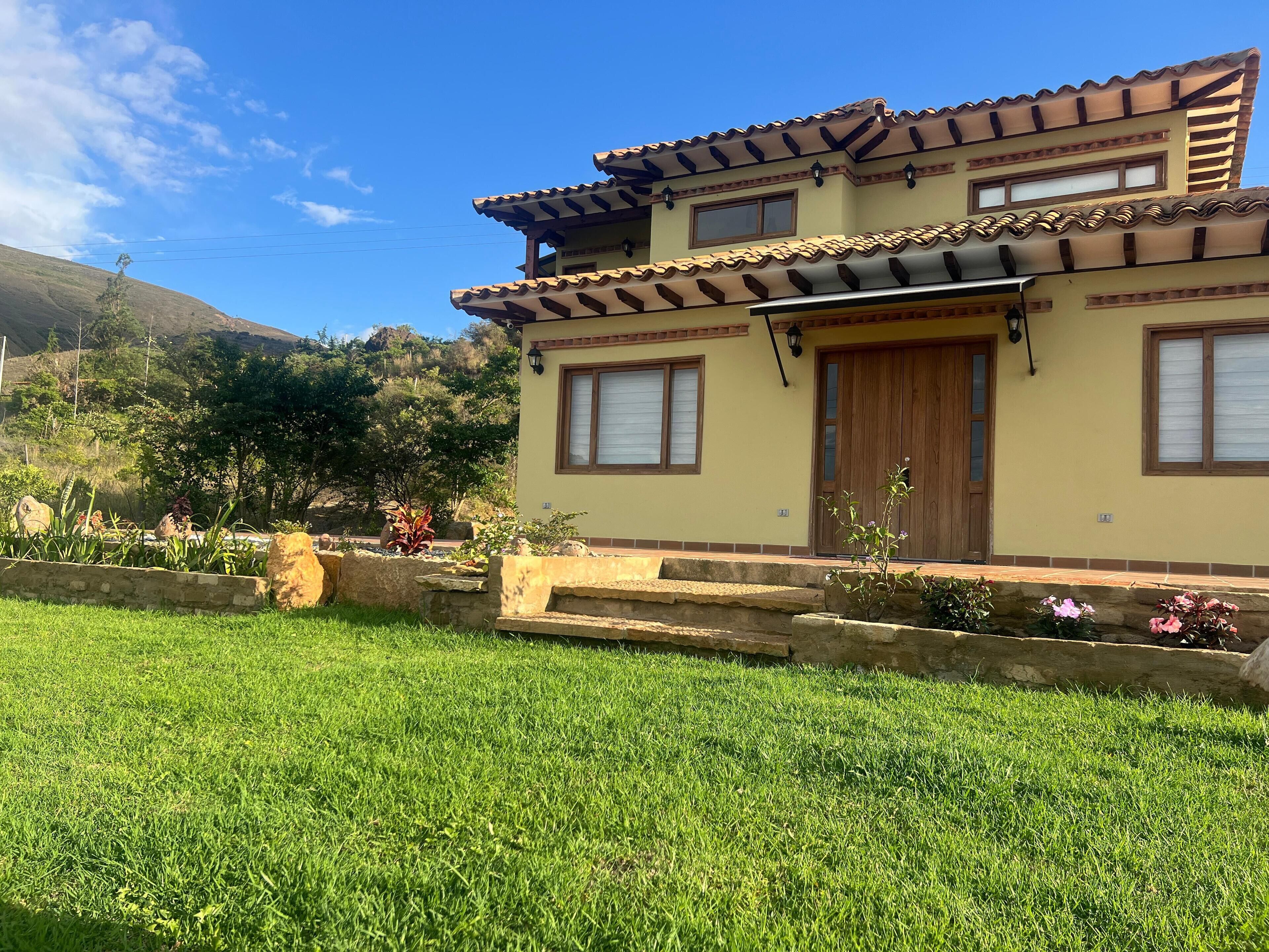 Vista frontal de la propiedad