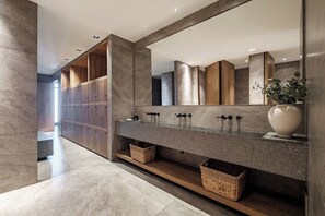 Shower, hair dryer, towels, shampoo