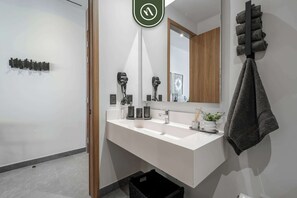 Douche, séchoir à cheveux, serviettes fournies