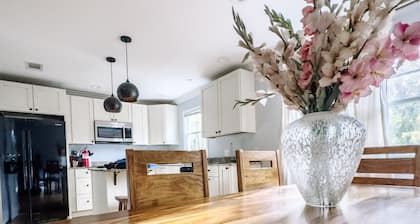 Downtown Ocean Springs 2 bed 2.5 bath with garage