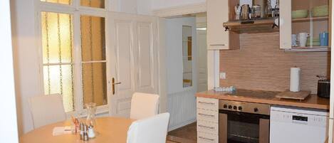 Fridge, oven, stovetop, dishwasher