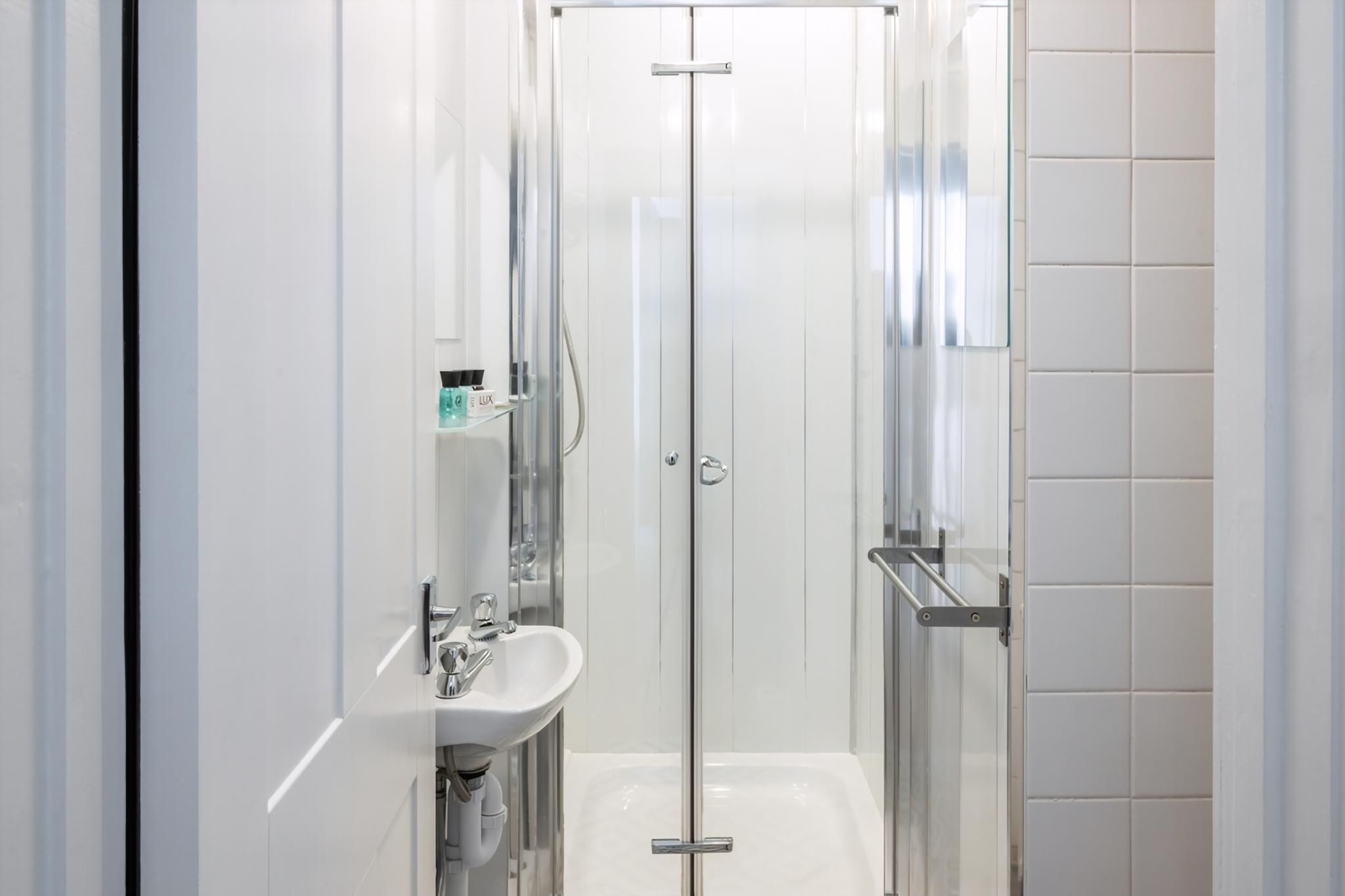 Comfort Apartment, 2 Bedrooms | Bathroom | Free toiletries, towels, soap, shampoo