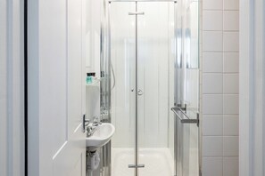 Comfort Apartment, 2 Bedrooms | Bathroom | Free toiletries, towels, soap, shampoo - Tranquil Pontcanna Mews (Cardiff)