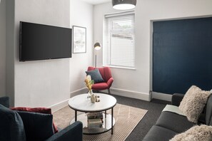 Leilighet – comfort, 2 soverom | Oppholdsområde | En 42-tommers smart-TV med digitale kanaler