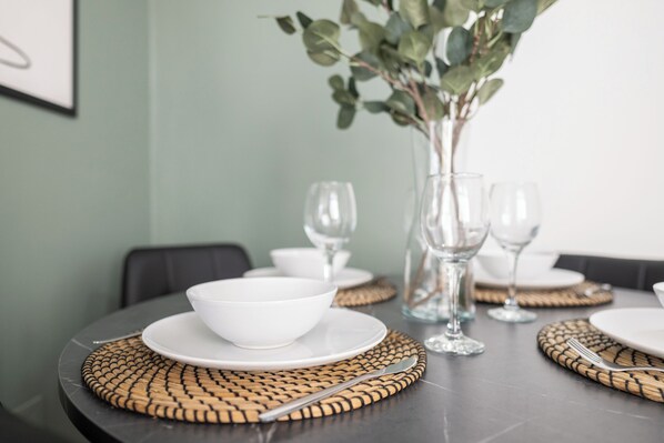 コンフォート アパートメント 2 ベッドルーム | 客室内のダイニングエリア