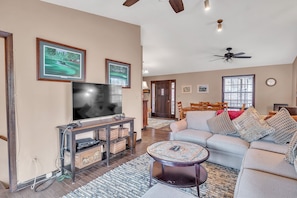 House, 4 Bedrooms | Living area - View West Lakefront Home 4 Bedroom Home (La Follette)