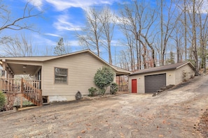 House, 4 Bedrooms | Exterior - View West Lakefront Home 4 Bedroom Home (La Follette)