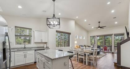 Scenic Golf Retreat With Modern Comforts & Fireplace 4 Bedroom Townhouse