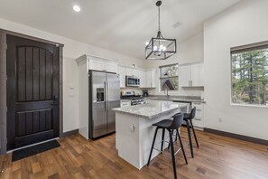 Casa de ciudad, 4 habitaciones | Cocina privada | Refrigerador, horno, cafetera y tetera y tetera eléctrica