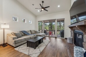 Casa de ciudad, 4 habitaciones | Área de sala de estar | Smart TV y servicios de streaming
