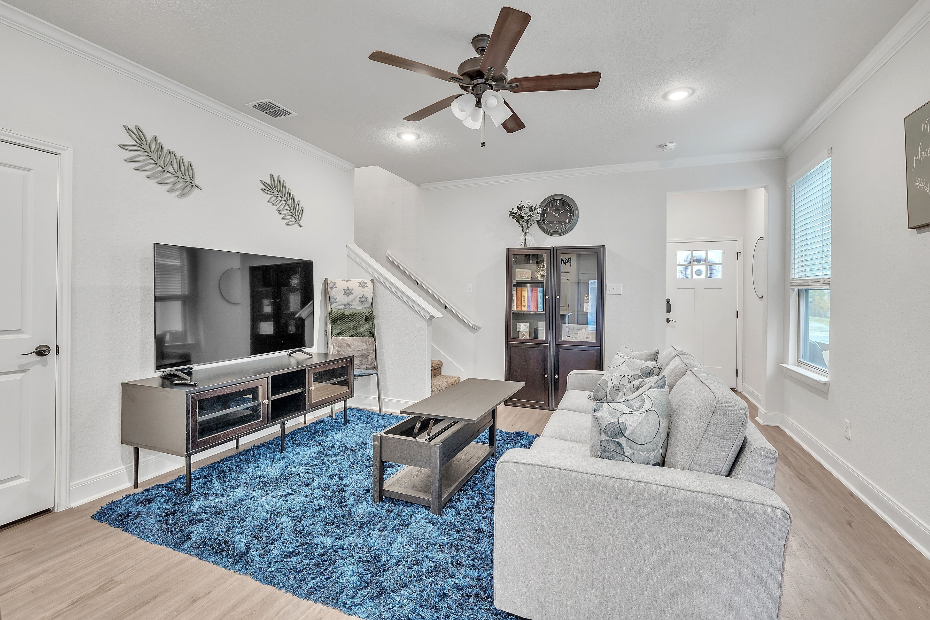 Nhà Duplex, 3 phòng ngủ | Khu phòng khách | Smart TV 