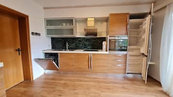 Departamento | Cocina privada | Refrigerador, horno, lavavajillas y cafetera y tetera