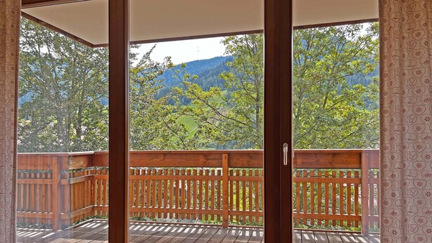 A wooden deck with a view of a mountainous landscape. - Central Vacation Apartment With View (Bad Kleinkirchheim)