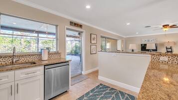 House, 2 Bedrooms | Private kitchen | Fridge, oven, coffee/tea maker, toaster