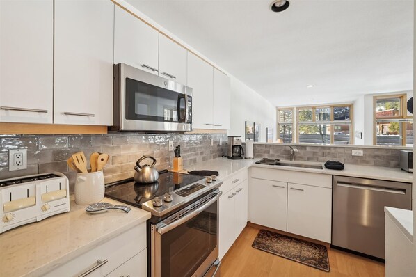 Apartment, 2 Schlafzimmer | Eigene Küche | Kühlschrank, Ofen, Wasserkocher mit Kaffee-/Teezubehör, Toaster