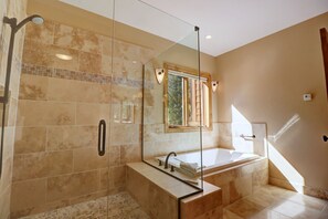 Huis, 4 slaapkamers | Badkamer | Handdoeken, shampoo