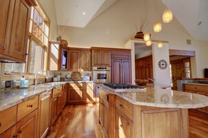 House, 4 Bedrooms | Private kitchen | Fridge, oven, coffee/tea maker, electric kettle