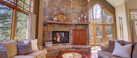 House, 4 Bedrooms | Living area