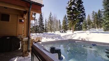 House, 4 Bedrooms | Outdoor spa tub