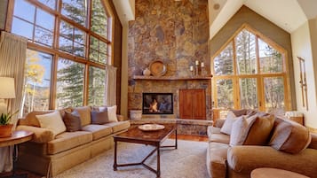 House, 4 Bedrooms | Living area | Smart TV