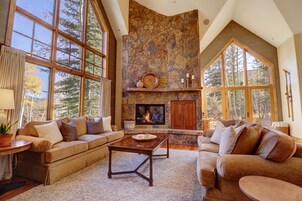 House, 4 Bedrooms | Living area | Smart TV
