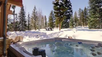 House, 4 Bedrooms | Outdoor spa tub