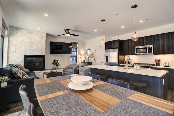 Condo, 2 Bedrooms | Interior