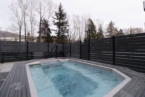 Appart'hÎtel, 2 chambres | Bain à remous extérieur