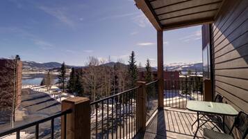 Condo, 2 Bedrooms | Property grounds