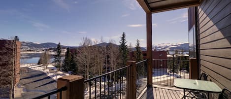 Condo, 2 Bedrooms | Property grounds