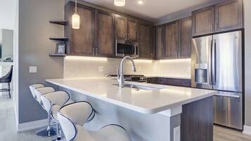 Condo, 2 habitaciones | Cocina privada | Refrigerador, horno, cafetera y tetera y tetera eléctrica