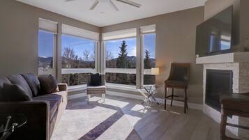 Condo, 2 Bedrooms | Living area