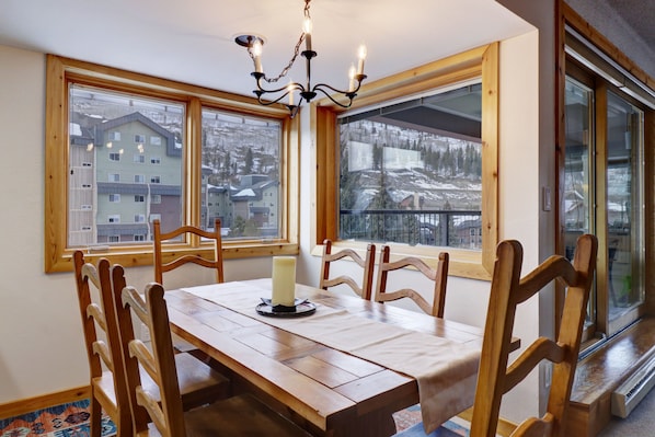 Condo, 2 chambres | Restauration