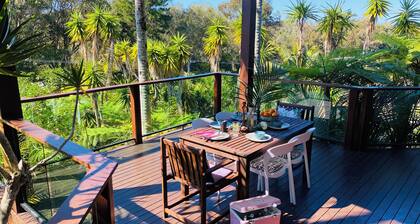 Paws n Relax- pets, walk to off leash beach, & cafes, outdoor bath & shower.