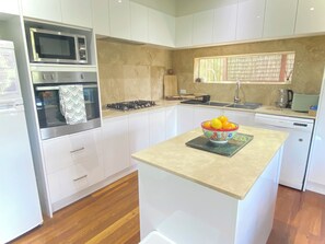 雪櫃、微波爐、焗爐、爐具