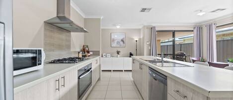 冷蔵庫、電子レンジ、オーブン、コンロ